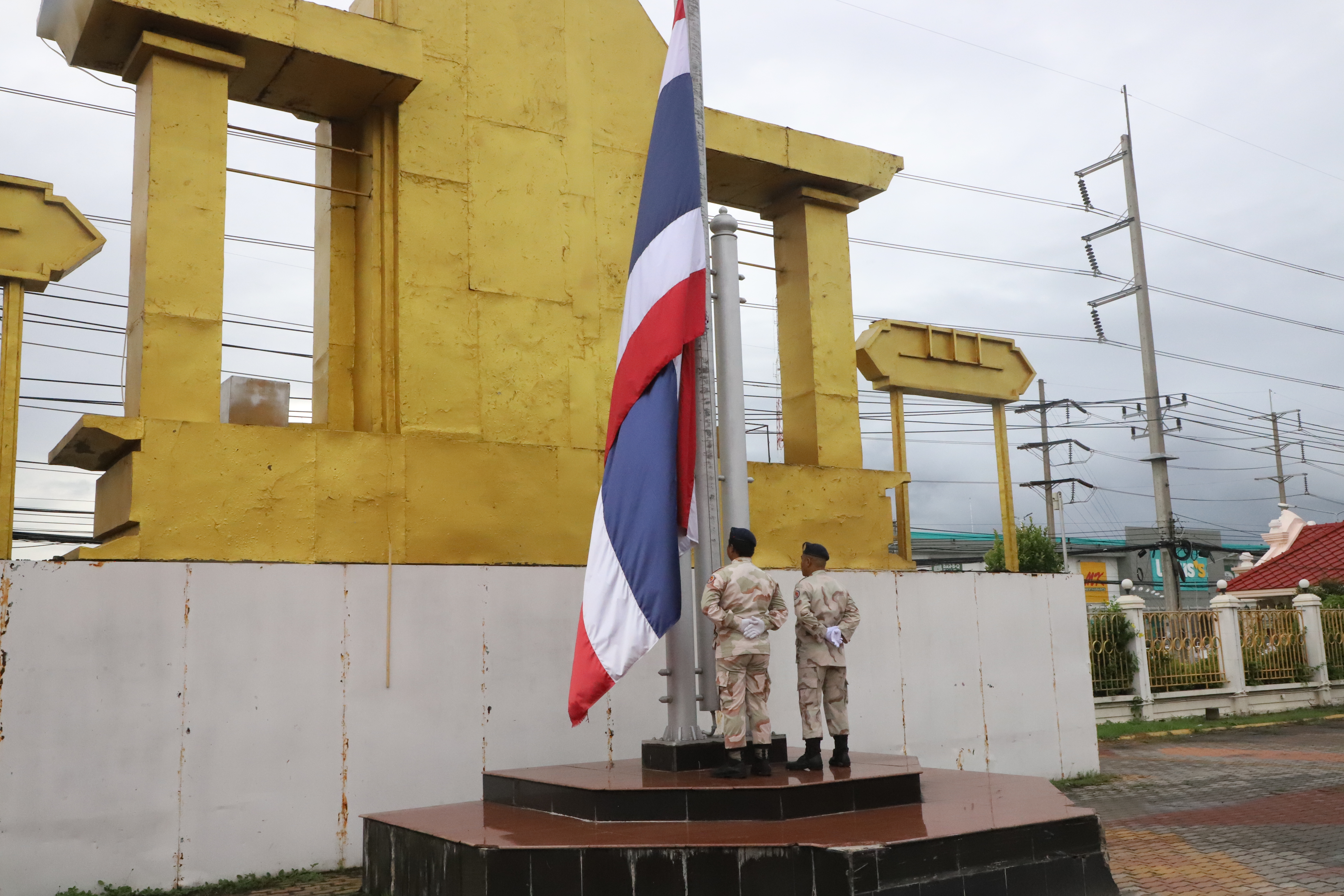 จังหวัดปทุมธานี ร่วมน้อมรำลึกถึงพระบาทสมเด็จพระมงกุฎเกล้าเจ้าอยู่หัว จัดพิธีเคารพธงชาติและร้องเพลงชาติไทย เนื่องในวันพระราชทานธงชาติไทย 28 กันยายน 