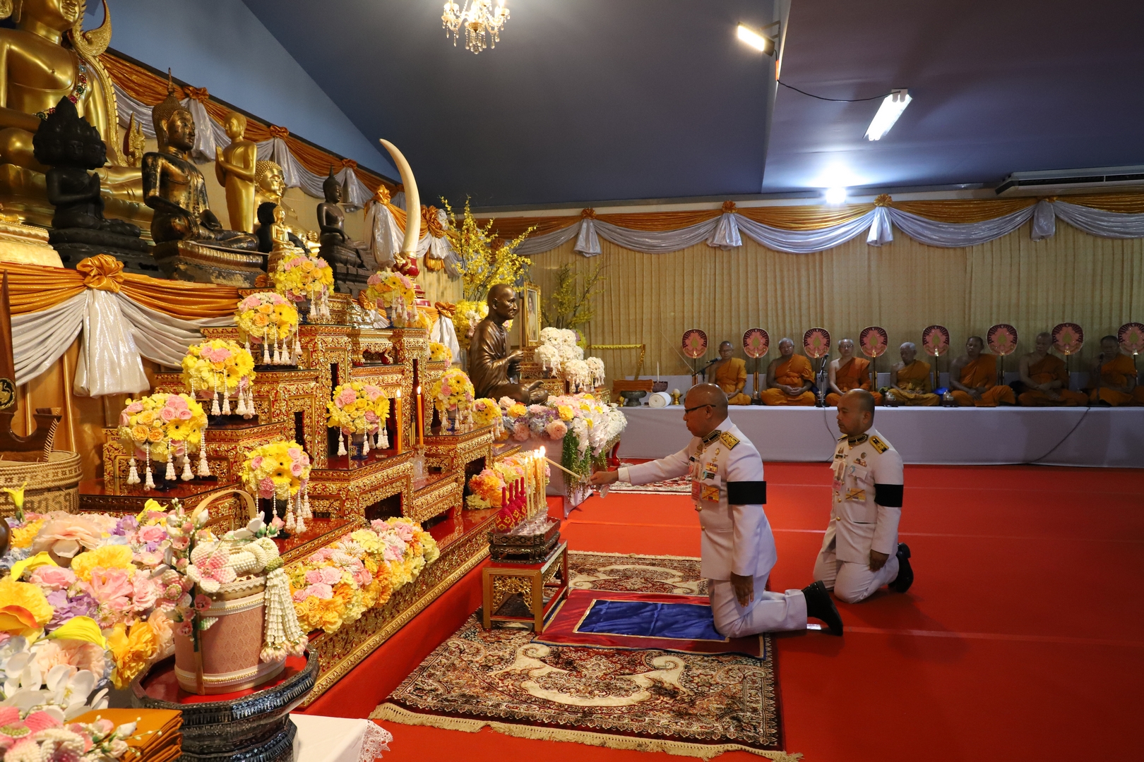 พระบาทสมเด็จพระเจ้าอยู่หัว ทรงพระกรุณาโปรดเกล้าฯ พระราชทานผ้าไตรและเครื่องไทยธรรมถวายมุทิตาจิตแด่ พระวชิรธรรมโฆษิต วัดปฐมวนาราม ในพิธีเจริญพระพุทธมนต์ฉลองสมณศักดิ์ – พัดยศและทำบุญอายุวัฒนมงคล