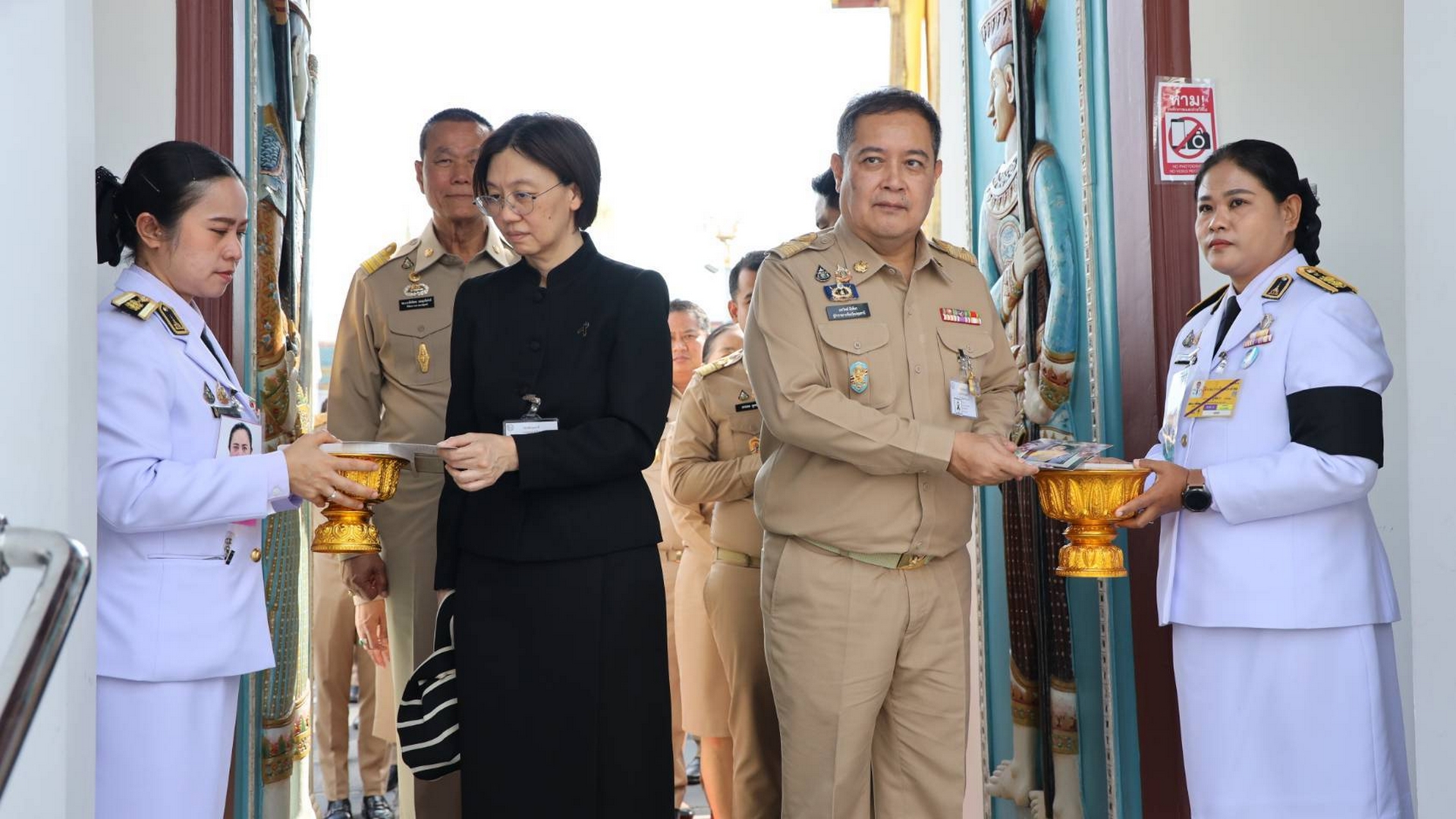 ชาวปทุมธานีกว่า 700 คน ร่วมถวายความอาลัยเข้ากราบถวายบังคมพระบรมศพ สมเด็จพระนางเจ้าสิริกิติ์ พระบรมราชินีนาถ พระบรมราชชนนีพันปีหลวง ณ พระที่นั่งดุสิตมหาปราสาท 